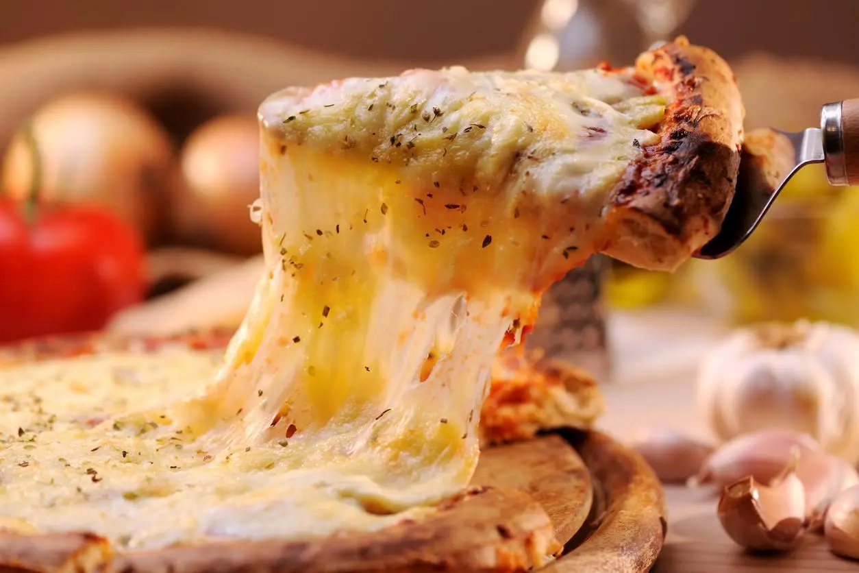 Cách Làm Pizza Tại Nhà Giòn Rụm – Công Thức Chuẩn Như Nhà Hàng