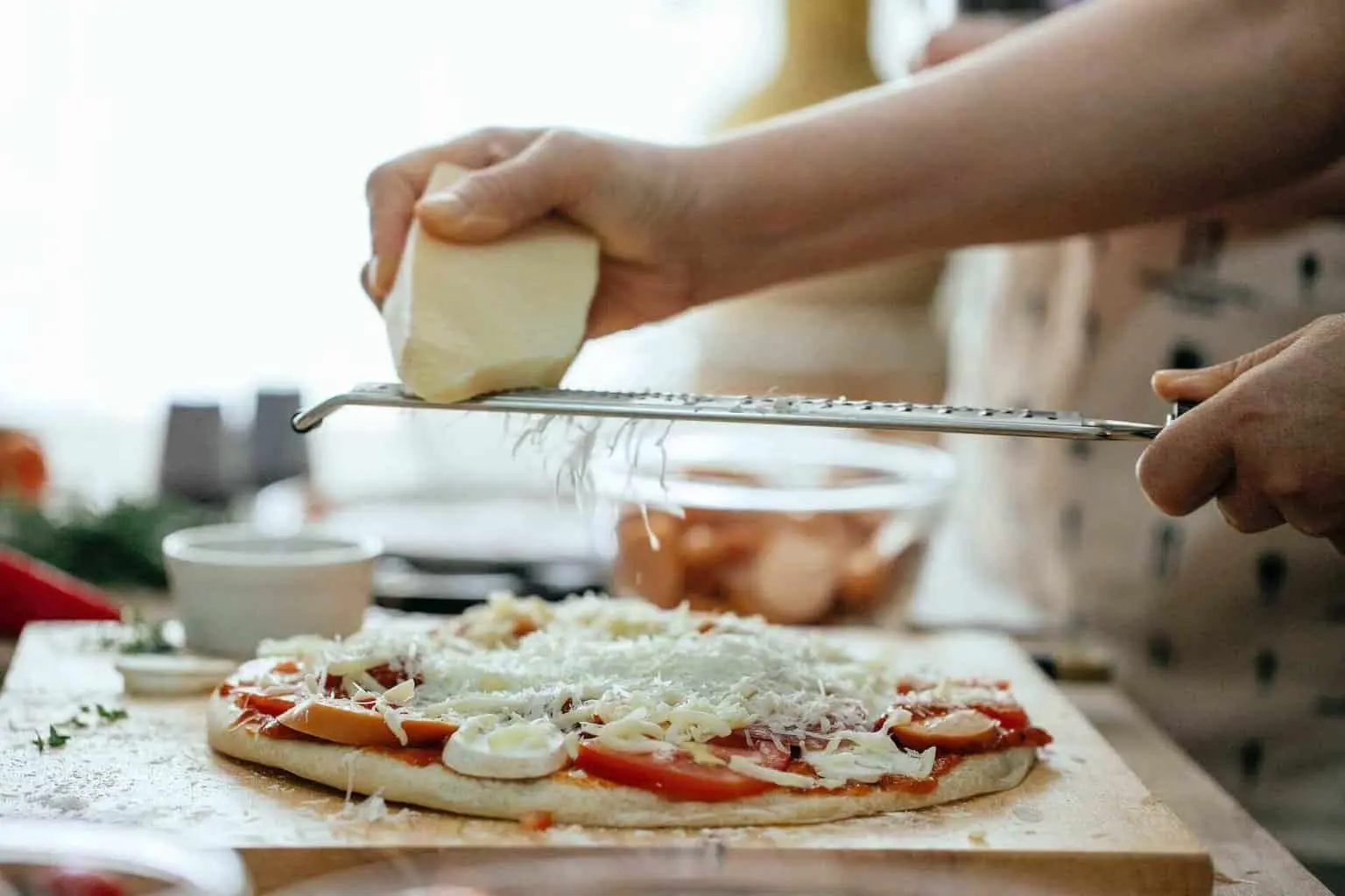 Cách Làm Pizza Tại Nhà Giòn Rụm – Công Thức Chuẩn Như Nhà Hàng