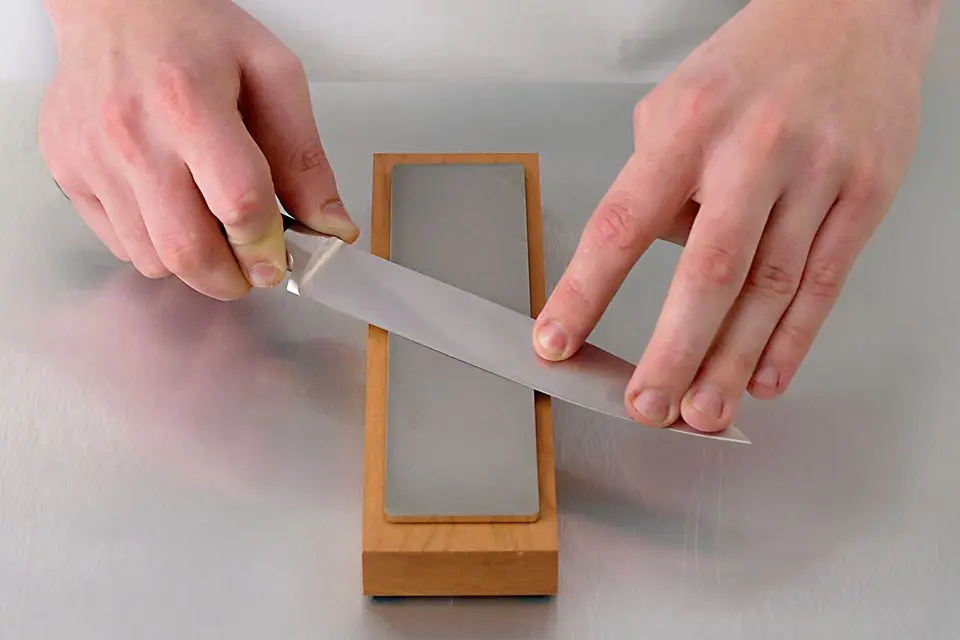 Dao Bị Rỉ Sét, Cùn Mòn? Cách Làm Sạch & Mài Dao Như Mới!
