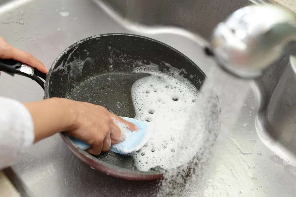 Có Nên Rửa Nồi Chảo Bằng Máy Rửa Chén? Sự Thật Khiến Bạn Bất Ngờ!