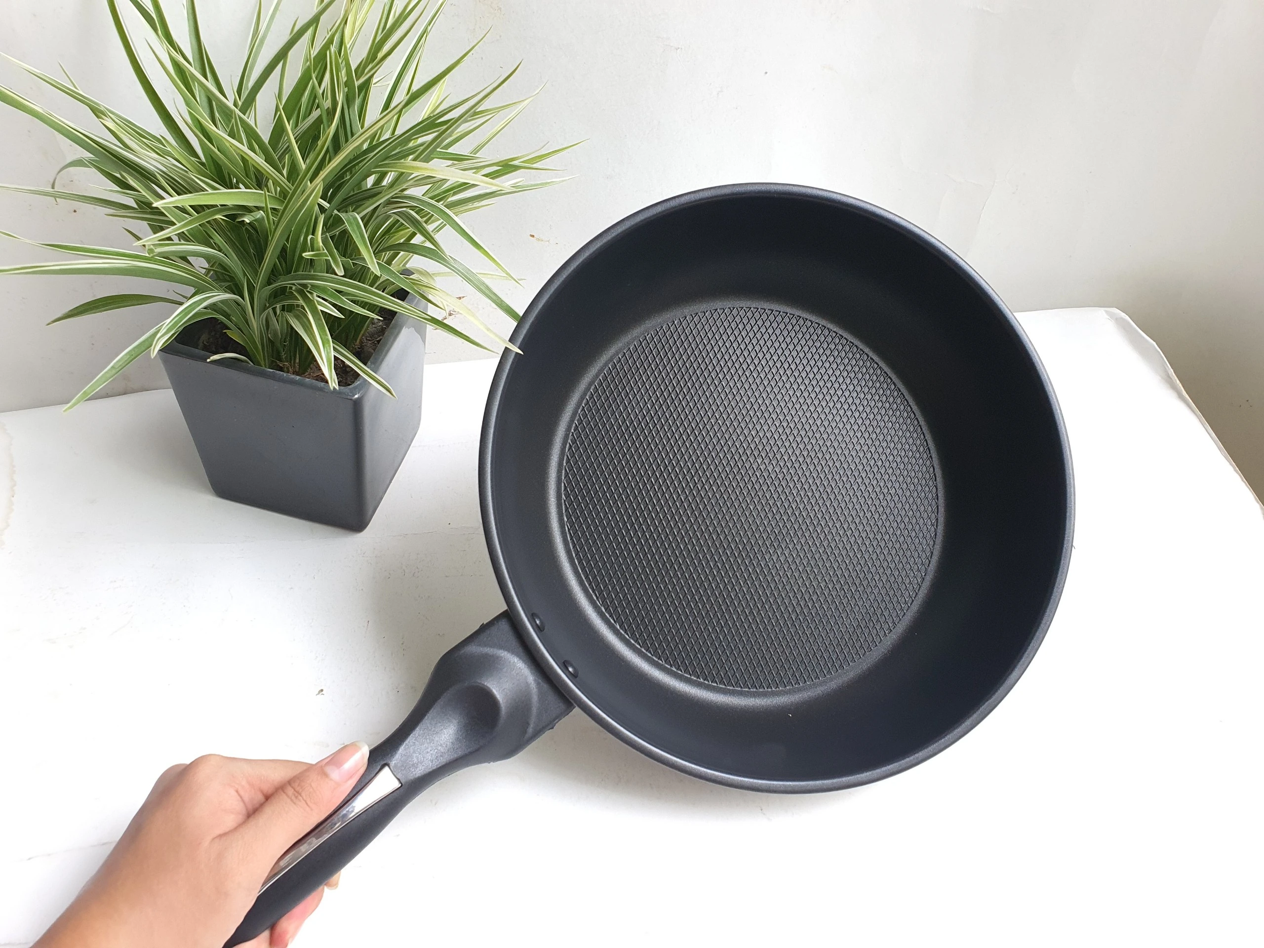 So sánh chảo inox và chảo chống dính: Nên chọn loại nào cho nhà bếp?